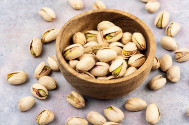 Tahta bir kasede tuzlu şam fıstığı. Doğal protein zengini abur cubur.