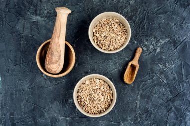 Geleneksel ve alternatif tıpta kullanılan bitkiler, doğal bir şekilde fotoğraflanmıştır..