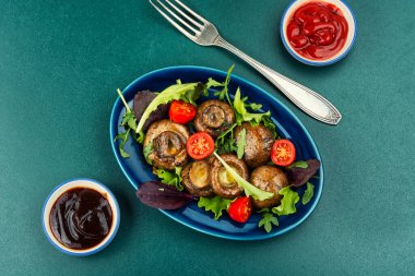 Vejetaryen kızarmış mantar ve taze sebzeli yeşil salata. Üst görünüm.