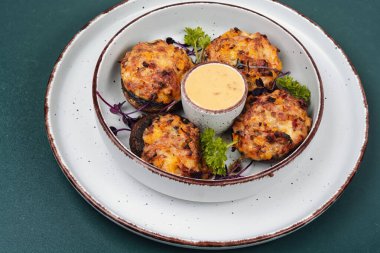 Izgara şampiyonlar ahşap şişler ve sarımsak sosu ya da salamura ile ızgara yaparlar..