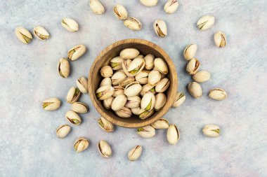 Doğal tuzlu fıstıklar yemeye hazır. Sağlıklı yaşam tarzı ve temiz gıda konsepti.