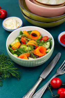 Taze bahar salatası, karışık sebzeler ve sebzeler tabakta servis edilir. Hafif vejetaryen yemeği ve mevsimsel sağlıklı yiyecekler.