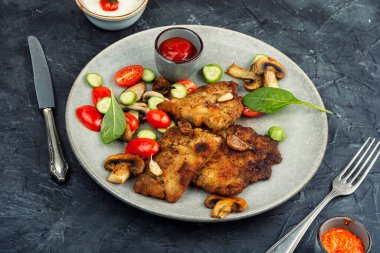 Bitmiş pirzolaların sarımsaklı bir aroması ve çıtır çıtır, kahverengi bir kabuğu var..