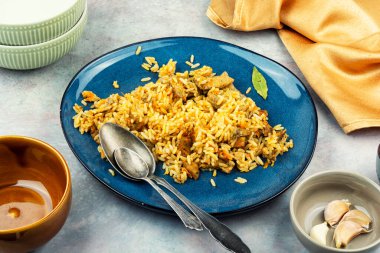 Sığır etli altın pirinç pilavı, bir mutfak ortamında yakalandı. Yemek fotoğrafçılığı