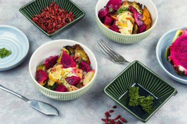 Olgun pitahaya meyvesiyle pişirilmiş zarif beyaz balık filetosu..