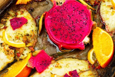 Pitahaya ile pişirilmiş beyaz balık, meyveli balık filetosu. Kızarmış balık. yiyecek Makro