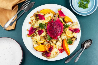 Sulu fileto ızgara ya da fırında pişmiş pollock ya da ejderha meyveli kömür balığı ya da pitahaya meyvesi ve portakallı. Düz yatıyordu