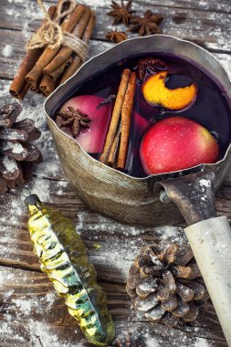 Eski retro tavada mulled şarap