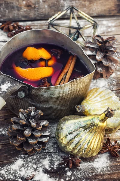 Mulled wine in old retro pan — Stock Photo, Image