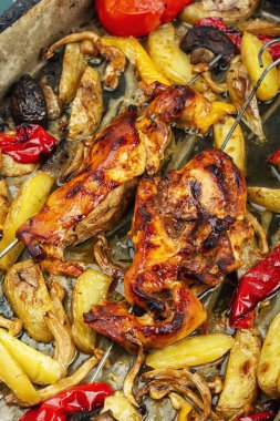 Kızarmış tavuk göğsü ve kızarmış patates. Gıda arkaplanı.