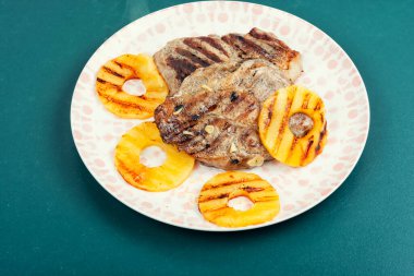 Kızarmış et tabakta ana yemek olarak servis edilir. Sıcak fırın öğle veya akşam yemeği için uygun..