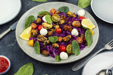 Midye, taze yeşillik, kiraz domatesleri ve kremalı mozzarella ile yaratıcı sebze makarnası..