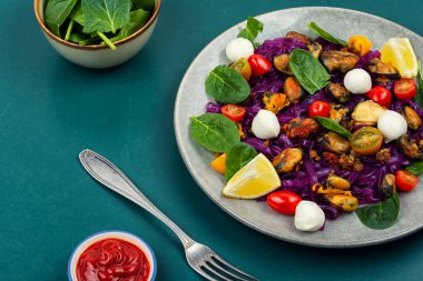 Ev yapımı patates makarna, midye, taze sebze ve mozzarella ile dengeli bir yemek olarak servis edilir..