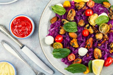 Patatesten yapılmış renkli sebzeli şehriye midye, yeşillik ve mozzarella peyniri..