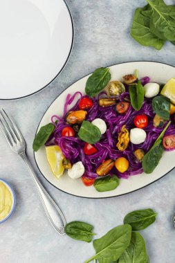 Sağlıklı deniz ürünleri makarnası, midyeli patates esaslı makarna, ıspanak, mozzarella. Üst görünüm.