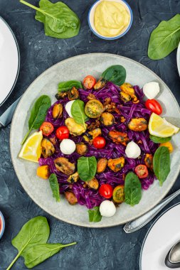 Midye, taze yeşillik, kiraz domatesleri ve kremalı mozzarella ile yaratıcı sebze makarnası..