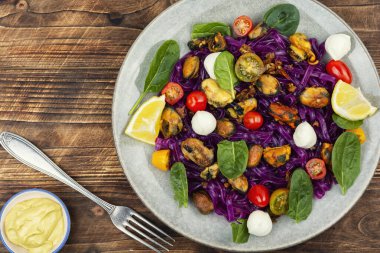 Modern tabakta midye, ıspanak, mozarella ve renkli sebzeli sağlıklı patates bazlı makarna..