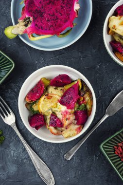 Lezzetli beyaz balık filetoları, içinde pitahaya ve portakalla servis edilir. Düz yatıyordu.