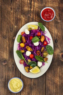 Midyeli pembe fettuccine, ıspanak, vişneli domates ve yumuşak mozzarella.