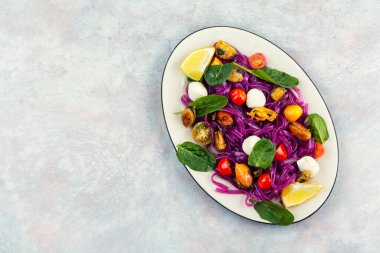 Midye ve taze mozzarella ile kaplı patates eriştesinden yapılmış sebzeli makarna. Boşluğu kopyala.