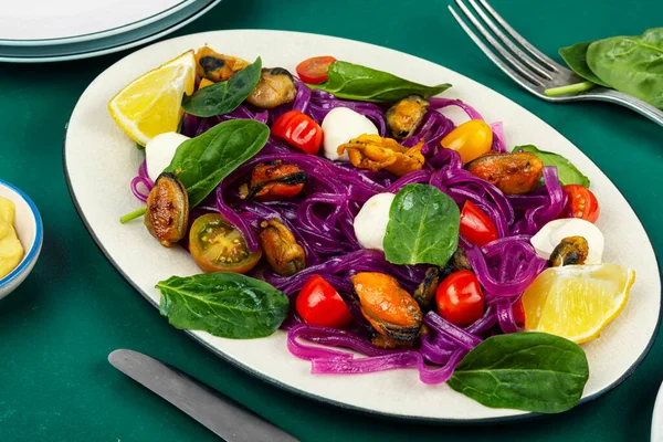 Patatesten yapılmış renkli sebzeli şehriye midye, yeşillik ve mozzarella peyniri. Yemek fotoğrafçılığı.