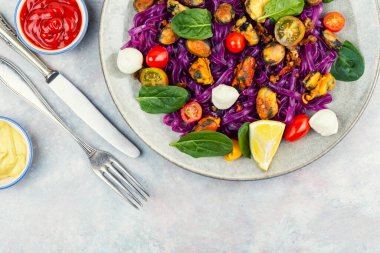 Midyeli, ıspanaklı, mozarellalı ve renkli sebzeli patates makarnası. Genel bakış. Metin için boşluk.