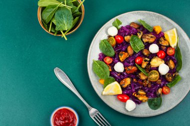 Kızarmış midye, kirazlı domates ve yumuşak mozzarella ile servis edilen sebze fettuccine makarna. Uzayı kopyala Yemek fotoğrafçılığı.