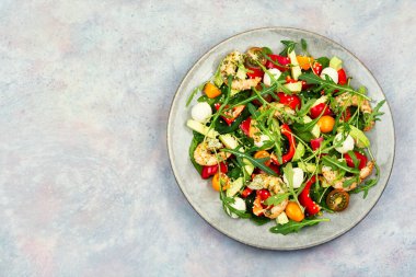 Yumuşak karidesli deniz ürünleri salatası, vişneli domates ve yeşillikli mozzarella. Boşluğu kopyala.