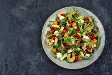 Taze ve sağlıklı sebzeli karides salatası, tatlı biber ve domates..