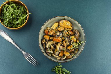 Bir tabak kızarmış midye ve mantar salatası. Genel Görünüm.