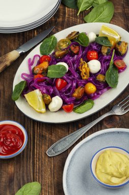 Midye, taze yeşillik, kiraz domatesleri ve kremalı mozzarella ile yaratıcı sebze makarnası..