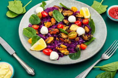 Hafif ve besleyici sebze makarnası patates eriştesi, üzerine midye ve taze mozzarella konmuş..