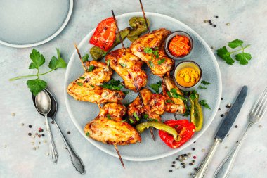 Tahta şişler üzerinde çıtır çıtır derili sulu ızgara tavuk kanatları. Genel Görünüm.