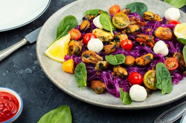 Ev yapımı patates makarna, midye, taze sebze ve mozzarella ile dengeli bir yemek olarak servis edilir..