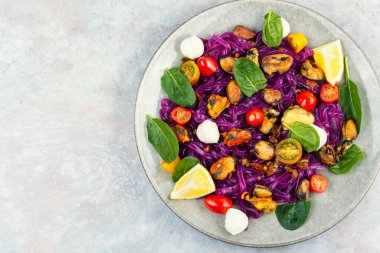 Patatesten yapılmış pembe sebzeli şehriye midye, yeşillik ve mozzarella peyniri. Metin için boşluk.