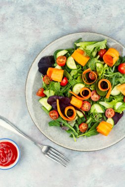 Taze yeşillik, domates ve dilimlenmiş havuçlu sebze salatası. Yemek fotoğrafçılığı