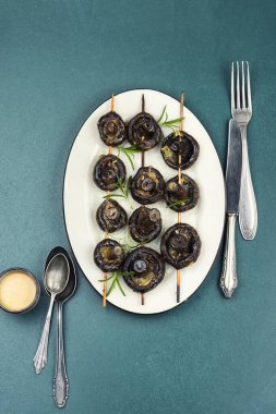 Sarımsaklı vejetaryen mantar şiş. Düz yatıyordu