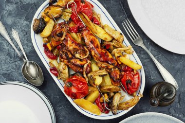 Renkli dolma biberli ızgara tavuk göğsü şiş, mantarlı fırında patates. Genel Görünüm.