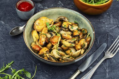 Sarımsak soslu kabuklu ve kızarmış midye ve mantar salatası..