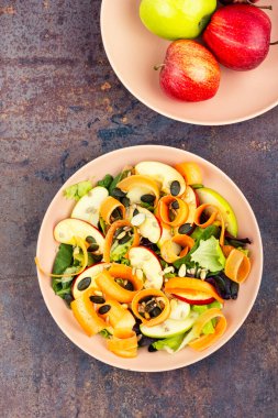 Elma, yeşillik ve havuçtan yapılmış salata gevrek çekirdekli. Üst görünüm.