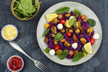 Sağlıklı deniz ürünleri makarnası, midyeli patates esaslı makarna, ıspanak, mozzarella. Genel Görünüm.