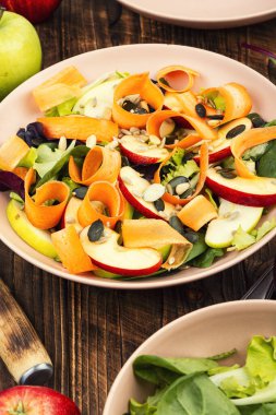 Elma, sebze ve havuçtan yapılmış salata gevrek çekirdekli..