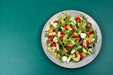 Çiftlik taze sebzeleri ve sulu karides ve lezzetli mozzarella toplarıyla servis edilen roka. Metin için boşluk