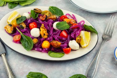Midyeli, taze yeşillikli, kiraz domatesli ve kremalı peynirli sebzeli makarna. Yemek fotoğrafçılığı.