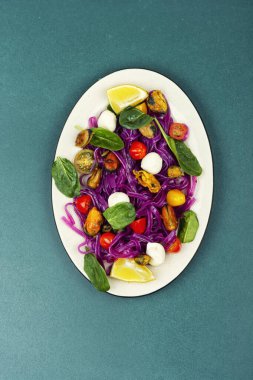 Midyeli, ıspanaklı, kirazlı domatesli ve peynirli patates fettuccine. Genel Görünüm.