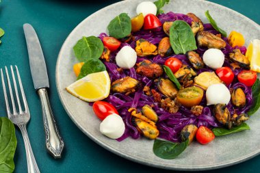 Patates fettucine, midye, taze sebze ve mozzarella kullanarak makarnanın modern yorumu.