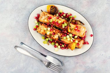 Lezzetli ve taze somon balığı filetosu ve nar tohumları..