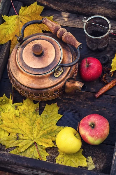 Koperen ketel in retro stilleven — Stockfoto