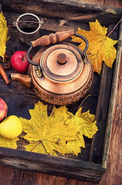 Kettle in retro stilleven — Stockfoto