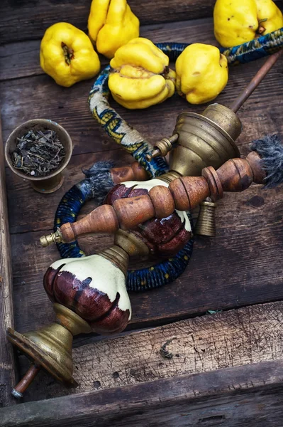 Bodegón con narguile retro y membrillo — Foto de Stock